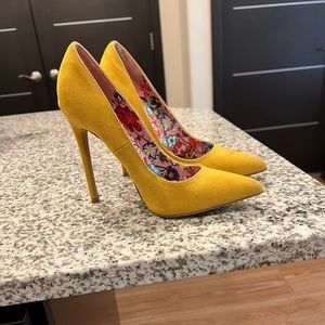 Yellow pump heels US size 7.5